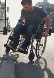 Abbattimento barriere architettoniche al via i lavori dei marciapiedi in via Lorenzini