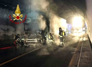 Camion in fiamme in galleria, chiusa l&rsquo;A1 tra Calenzano e la Direttissima: traffico bloccato e 5 chilometri di coda