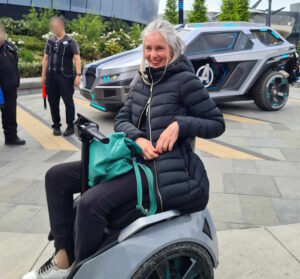 Rubano borsa dalla sedia a rotelle a una malata di SLA: Spero di incontrarti e vederti abbassare lo sguardo per la vergogna