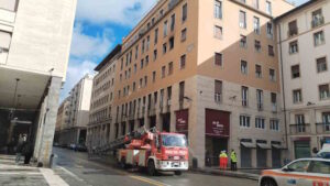 Incendio in un appartamento di via Grande, una donna trasportata in ospedale