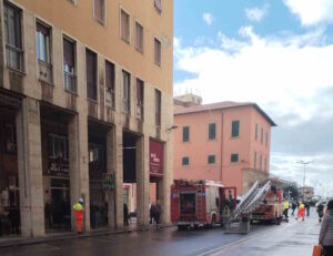 Incendio in un appartamento di via Grande, una donna trasportata in ospedale