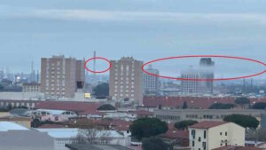 Livorno, la citt&agrave; sospesa sulla nebbia: il fenomeno che trasforma i palazzi in &ldquo;isole&rdquo;