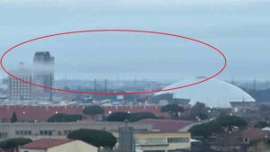 Livorno, la citt&agrave; sospesa sulla nebbia: il fenomeno che trasforma i palazzi in &ldquo;isole&rdquo;