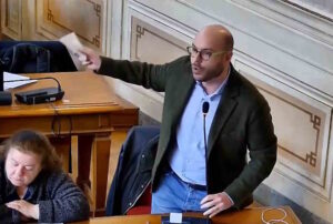 Perini a Salvetti: "Lei dovrebbe sgomberare i centri sociali" e il PD "scappa" facendo saltare la seduta (Video)