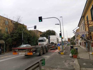 Stagno, torna in funzione il semaforo pedonale sull&rsquo;Aurelia: pi&ugrave; sicurezza per l&rsquo;attraversamento ma restano dei "danni collaterali"&nbsp;