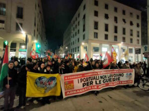 Livorno, sciopero dei portuali e corteo contro la guerra: nave Zim bloccata in rada