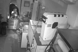 Livorno, vetrata infranta alla yogurteria Fiori Rosa: ladro fugge in scooter davanti al titolare