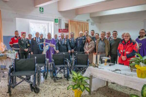 Pasqua a villa Serena, carabinieri paracadutisti donano ausili e statua della Madonna