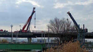 Ponte mobile FiPiLi disassato, arrivate le gru per sollevarlo e allinearlo