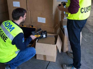 Porto di Livorno: sequestrate 3500 paia di scarpe