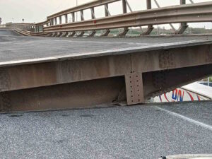 Si disallinea il ponte mobile sulla FiPiLi in zona darsena Toscana
