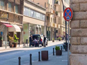 Livorno, allarme bomba in banca: artificieri in azione per una borsa sospetta, ma era vuota