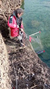 Carrelli Coop gettati in mare a Castiglioncello: recuperati dai volontari