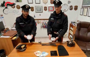 Nel bosco con droga e armi da taglio: arrestato pusher con katana e roncola