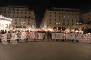 Livorno, fiaccolata contro le morti sul lavoro: &ldquo;Si lavora per vivere, non per morire&rdquo;