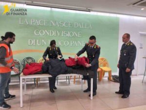 La GdF devolve alla Caritas abbigliamento sequestrato