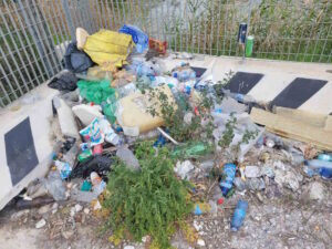 MrGreen torna in azione per ripulire via Mogadiscio: un intervento concreto contro l&rsquo;abbandono dei rifiuti