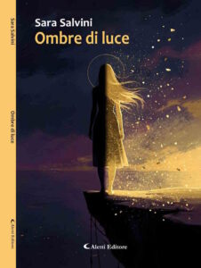 “Ombre di luce” al Salone del Libro di Torino con Aletti Editore Decide di dare forma al proprio mondo interiore con la pubblicazione della sua prima raccolta, “Ombre di luce”, la giovanissima Sara Salvini, che si presenta come una voce autentica e consapevole, capace di trasformare la fragilità in una forza visiva e poetica intensa. «Ho scelto questo titolo perché credo che nella vita non esiste niente che sia completamente “luce” o completamente “ombra”. Tutto ciò che sentiamo, tutto ciò che viviamo dipende sempre dal nostro punto di vista, siamo noi che scegliamo come interpretarlo». Nella sua silloge - pubblicata nella collana “I Diamanti della Poesia” dell’Aletti Editore - questa maturità artistica si traduce in una scrittura che funge da bussola per orientarsi nel disordine emotivo tipico dell’adolescenza. Le liriche che compongono il volume nascono dall’esigenza di tradurre sentimenti astratti in immagini concrete, trasformando ogni piccola lotta interiore in uno spunto di riflessione universale. «È una raccolta che parla a chiunque abbia conosciuto la sensazione di sentirsi “troppo”, troppo sensibile, troppo pieno di pensieri, troppo vivo - scrive, nella Prefazione, il maestro Giuseppe Aletti, poeta, editore e formatore». Nata nel 2010 e residente a San Vincenzo (Livorno), l’autrice vive una sensibilità artistica alimentata dal doppio binario della musica e della parola: scrittrice e studentessa del Liceo scientifico di Cecina (LI), pianista all’ottavo anno di Conservatorio. «Mi è sempre piaciuto molto scrivere, fin da piccola, perché mi permetteva di rendere concreto ciò che avevo dentro e che spesso era disordinato o incompleto. Anche qualcun altro potrebbe trovare rifugio in quella forma d’arte ed è, quindi, egoista mantenerla solo per sé stessi». I versi conducono nelle “guerre interne” adolescenziali di chi sta costruendo la propria identità, cercando nuovi pilastri valoriali che non siano più solo il riflesso dell’educazione familiare, ma il frutto di una conquista personale. «E’ un viaggio che unisce sentimenti, pensieri e riflessioni ma anche domande aperte e questioni non ancora chiuse. Con ogni poesia vorrei dare al lettore la possibilità di andare in profondità per potersi conoscere meglio». Attraverso l’osservazione dei comportamenti umani e dell’impatto che il mondo esterno ha sull’anima, le sue liriche si configurano come tentativi di analisi che invitano chi legge a non temere l’incertezza. Per la giovane scrittrice, la poesia rappresenta il “codice dell’anima”, nonché strumento essenziale per scendere in profondità e connettersi autenticamente con il mondo circostante. In un’epoca superficiale, l’autrice rivendica l’importanza del tempo della ricerca, suggerendo che la bellezza risieda proprio nella capacità di interrogarsi costantemente, senza l’urgenza di una risposta definitiva. «Vorrei che il lettore capisse che ogni cosa ha mille sfaccettature diverse - afferma l’autrice -, che non esiste una verità assoluta, che la linea tra il giusto e lo sbagliato, tra il bello e il brutto, tra il dolore e la guarigione, in realtà, è molto più fine di quanto ci aspettiamo». “Ombre di luce”, disponibile anche nella versione e-book, sarà presentata dall’autrice negli spazi Aletti Editore al Salone Internazionale del Libro di Torino, che tornerà ad animare il Lingotto Fiere dal 14 al 18 maggio 2026. «Essere qui - commenta Sara - mi permette di donare una parte di me agli altri e, quindi, metterla al loro servizio. Penso che non ci sia niente di più soddisfacente per qualcuno che sceglie di aprirsi attraverso l’arte». Federica Grisolia (Vincenzo La Camera - Addetto Stampa Aletti Editore)
