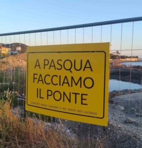 Livorno sorride sul cantiere: il cartello ironico “A Pasqua facciamo il ponte” diventa simbolo dell’attesa ad Ardenza