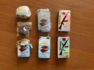 Nascondeva mezzo chilo di hashish nel marsupio: bloccato dopo manovra sospetta