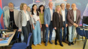 Inaugurata questa mattina la nuova sede della Biennale del Mare e dell'Acqua al Cisternino di Città, alla presenza del sindaco Luca Salvetti, del Consiglio Direttivo e della Commissione Scientifica della Biennale. Il Sindaco ha ricordato l'evento dello scorso anno organizzato in soli sei mesi e il grande successo ottenuto tanto da ricevere un premio ad Ecomondo a Rimini. “Nel 2027 si terrà la seconda edizione della Biennale del Mare – ha aggiunto il Sindaco – che avrà come titolo Le Vie dell'Acqua e del Mare per incontrare il mondo. Il 2026 rappresenta l'anno in cui ci dobbiamo preparare a livello strutturale e logistico per lavorare al meglio con più tempo a disposizione. Nei mesi scorsi sono nati il consiglio direttivo e la commissione tecnico-scientifica. Ora abbiamo anche un luogo, la casa della Biennale, al cui interno si organizzerà l'evento”. Il presidente di Asa Stefano Taddia ha espresso la sua gioia nel poter continuare a collaborare all'organizzazione della Biennale. “Questa è una grande occasione – ha dichiarato – di manifestare particolare sensibilità verso il mondo della sostenibilità ambientale”. Barbara La Comba, alla guida della Commissione della Biennale del Mare e dell'Acqua, ha manifestato la propria emozione “Perché avere un luogo, una sede, è un punto di arrivo e contemporaneamente un punto di partenza. Abbiamo già iniziato a lavorare per la prossima edizione della Biennale ed abbiamo avuto numerosi contatti con città non soltanto toscane. La prossima Biennale sarà una bella sfida e un punto di arrivo di un percorso di crescita della città sui temi della sostenibilità. L'obiettivo è quello di lasciare alla città, non soltanto un evento, ma un percorso identitario”. 