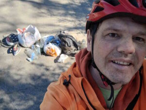 Una pedalata per l’ambiente e per la città: MrGreen rimuove quasi 12 chili di rifiuti