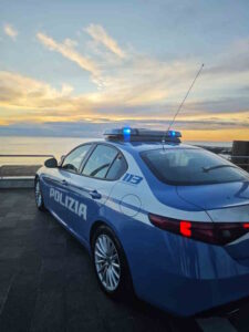 Cecina, la polizia restituisce portafoglio con 650 euro e gioielli alla proprietaria