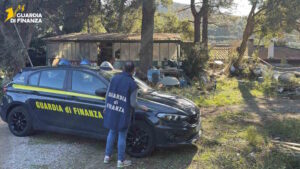 Discarica abusiva e manufatto senza permessi: Roan sequestrano 5 tonnellate di rifiuti anche pericolosi