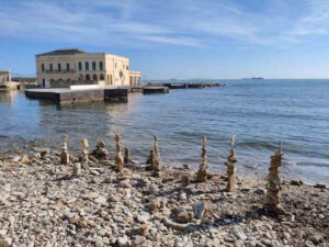 Cade dal parapetto della Terrazza Mascagni, sospetta frattura per un 48enne residente nel fiorentino