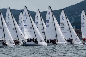 SVI 2026, regata Accademia: ascarso vento, salta la Sardegna. Doppiato lo scoglio di Capri, prua verso Livorno