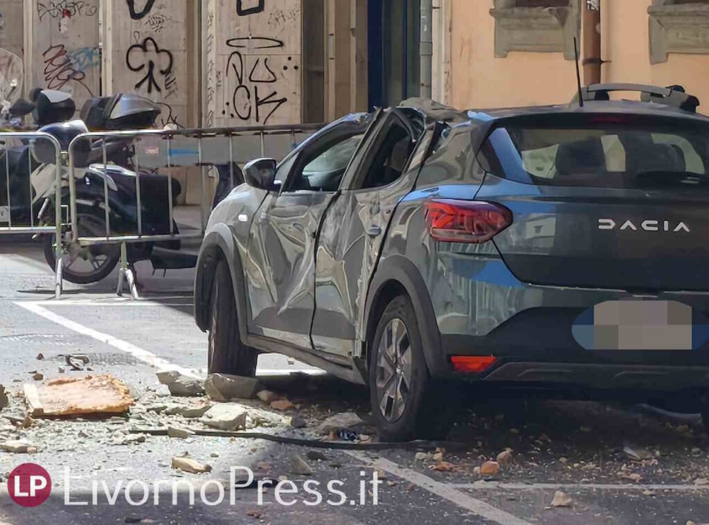 Auto distrutta da cornicione, tragedia sfiorata in via della madonna