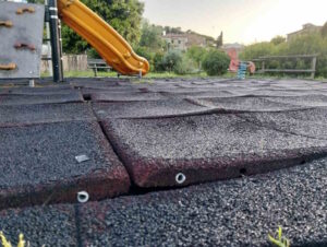 Castelnuovo, FdI denuncia il degrado dell’area giochi: “Rischi per i bambini”