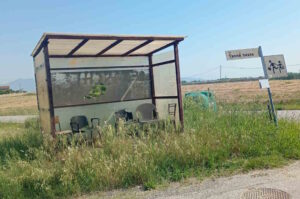 Fermate dell’autobus nel degrado a Collesalvetti, la denuncia di un lettore