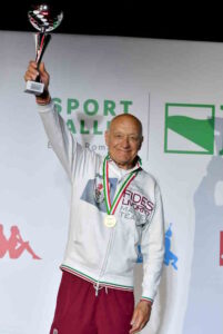 Fides Livorno protagonista ai Campionati Italiani Master: titoli, podi e conferme in tutte le categorie Ottimi risultati per il Circolo Scherma Fides Livorno ai Campionati Italiani Master di sciabola, andati in scena a Riccione il 3 e 4 maggio, con i propri atleti protagonisti sia nelle prove individuali che nella competizione a squadre. Nella giornata del 3 maggio, dedicata alle gare individuali, spicca la straordinaria prestazione di Giulio Paroli, che si conferma campione italiano nella categoria over 70, dominando la finale contro il padovano Zanellato con il punteggio di 10-3. Nella stessa gara, ottimo nono posto per Fabrizio Filippi. Grande risultato anche nella categoria over 60, dove Alessandro Postorino conquista una meritata medaglia di bronzo grazie a una convincente vittoria per 10-3 sul forte Cafiero di Milano. Nella stessa categoria, buone prove per Alberto Feira e Attilio Ferrari, rispettivamente sesto e settimo, entrambi protagonisti di una gara solida che, per quanto espresso in pedana, avrebbe potuto portarli anche sul podio. Chiude al 18° posto Gustavo Defeo, penalizzato da un po’ di inesperienza ma comunque autore di una prova utile per il proprio percorso di crescita. Nella categoria over 50, Leonardo Bertini centra l’ingresso nella top 16, risultato di rilievo considerando la sua recente esperienza nella disciplina: praticando la scherma da appena un paio di stagioni, sta progressivamente conquistando piazzamenti importanti in competizioni molto partecipate e di alto livello. Al femminile, nella categoria over 60, Myako De Rose conquista un significativo terzo posto, arrendendosi soltanto in semifinale con il punteggio di 10-7. Il 4 maggio spazio alle competizioni a squadre, dove il Fides Livorno si laurea vice campione italiano nella sciabola maschile categoria B con il quartetto composto da Leonardo Bertini, Alessandro Postorino, Alberto Feira e Giulio Paroli. Dopo la vittoria in semifinale contro il Petrarca Padova, gli atleti livornesi accedono alla finale per il titolo tricolore, dove cedono al forte Club Scherma Roma, conquistando comunque un prestigioso secondo posto. Un bilancio decisamente positivo per la spedizione master del Fides Livorno, che si conferma una palestra completa e altamente competitiva in tutte le categorie, capace di esprimere atleti di valore e risultati di rilievo a ogni livello della scherma nazionale