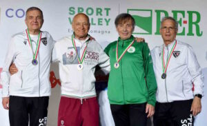 Fides Livorno protagonista ai Campionati Italiani Master: titoli, podi e conferme in tutte le categorie Ottimi risultati per il Circolo Scherma Fides Livorno ai Campionati Italiani Master di sciabola, andati in scena a Riccione il 3 e 4 maggio, con i propri atleti protagonisti sia nelle prove individuali che nella competizione a squadre. Nella giornata del 3 maggio, dedicata alle gare individuali, spicca la straordinaria prestazione di Giulio Paroli, che si conferma campione italiano nella categoria over 70, dominando la finale contro il padovano Zanellato con il punteggio di 10-3. Nella stessa gara, ottimo nono posto per Fabrizio Filippi. Grande risultato anche nella categoria over 60, dove Alessandro Postorino conquista una meritata medaglia di bronzo grazie a una convincente vittoria per 10-3 sul forte Cafiero di Milano. Nella stessa categoria, buone prove per Alberto Feira e Attilio Ferrari, rispettivamente sesto e settimo, entrambi protagonisti di una gara solida che, per quanto espresso in pedana, avrebbe potuto portarli anche sul podio. Chiude al 18° posto Gustavo Defeo, penalizzato da un po’ di inesperienza ma comunque autore di una prova utile per il proprio percorso di crescita. Nella categoria over 50, Leonardo Bertini centra l’ingresso nella top 16, risultato di rilievo considerando la sua recente esperienza nella disciplina: praticando la scherma da appena un paio di stagioni, sta progressivamente conquistando piazzamenti importanti in competizioni molto partecipate e di alto livello. Al femminile, nella categoria over 60, Myako De Rose conquista un significativo terzo posto, arrendendosi soltanto in semifinale con il punteggio di 10-7. Il 4 maggio spazio alle competizioni a squadre, dove il Fides Livorno si laurea vice campione italiano nella sciabola maschile categoria B con il quartetto composto da Leonardo Bertini, Alessandro Postorino, Alberto Feira e Giulio Paroli. Dopo la vittoria in semifinale contro il Petrarca Padova, gli atleti livornesi accedono alla finale per il titolo tricolore, dove cedono al forte Club Scherma Roma, conquistando comunque un prestigioso secondo posto. Un bilancio decisamente positivo per la spedizione master del Fides Livorno, che si conferma una palestra completa e altamente competitiva in tutte le categorie, capace di esprimere atleti di valore e risultati di rilievo a ogni livello della scherma nazionale