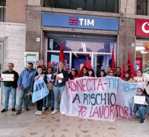 Konecta, 76 lavoratrici in presidio davanti a TIM: “A rischio i posti di lavoro”