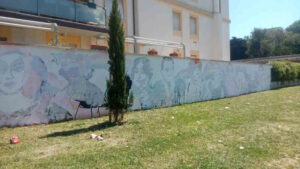 Vernice bianca contro i diritti: deturpato il “Queer Wall”