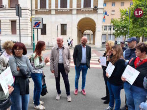 Vertenza call center Konecta Livorno, lavoratrici in presidio davanti al Comune