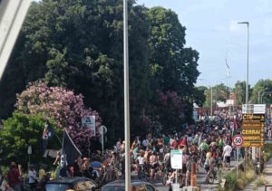 Ciemmona 2026, centinaia di ciclisti invado le strade a a Livorno e Stagno. Invasa anche la Variate Aurelia (Video)