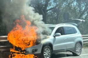 Auto in fiamme, paura sul Romito