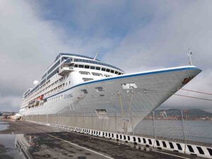 Al via ufficialmente la stagione crocieristica estiva a Piombino con l'approdo inaugurale della Sirena, unità della compagnia di lusso americana Oceania Cruises.    La nave, giunta stamani per la prima volta nello scalo piombinese, ha portato in città 634 passeggeri: molti hanno scelto le escursioni organizzate, mentre altri hanno raggiunto il centro storico grazie al servizio navetta messo a disposizione dal Comune e gestito dalla società Parchi Val di Cornia.    L'accoglienza in banchina è stata curata da Tuscany Terminal.    Per celebrare l'evento, a bordo si è svolta la tradizionale cerimonia dello scambio dei crest, alla quale hanno partecipato il Comandante, Francesca Venditto (dell'Agenzia Freschi Alessandro & C.) e i rappresentanti dell'Autorità di Sistema Portuale, Francesca Morucci e Matteo Donati.    La Sirena è lunga 181 metri con una larghezza di 25,5 e una stazza lorda di 30.277 tonnellate. E' stata costruita nel 1999 pressi i cantieri navali Chantiers de l'Atlantique, a Saint-Nazare.