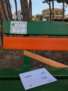 Castagneto Carducci, i giovani spediscono le cartoline al futuro: tra sogni, speranze e paure inaugurata la panchina dell'ascolto
