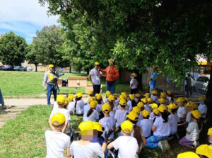 "Noi puliamo la terra e non vogliamo la guerra”, bambini delle Rodari puliscono parco Masini