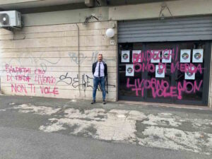 Livorno non ti vuole, imbrattata la sede di Bandecchi, Di Liberti non saranno le scritte sui muri a fermarci