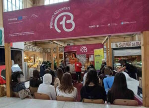 Centocinquanta studenti e studentesse dell’Istituto Niccolini Palli di Livorno hanno partecipato alla giornata conclusiva del progetto “Mangiamoli Giusti - cibi buoni per noi e buoni per il Pianeta”, coordinato da Valentina Gucciardo di Slow Food Livorno con la collaborazione dell’Educazione alla Salute dell’Azienda USL Toscana nord ovest. I ragazzi appartenenti alle classi 1Bsum, 1Amus, 1Csum, 1Acla, 1Acor, 2Acor e 3Acor sono stati coinvolti in un percorso dedicato all’educazione alimentare, alla prevenzione degli sprechi e alla sostenibilità ambientale che è terminato con un suggestivo appuntamento all’interno del Mercato Centrale di Livorno, al Banco 13, spazio dedicato a iniziative aperte alla cittadinanza sui temi della corretta alimentazione, della riduzione degli sprechi e della tutela ambientale, con il coinvolgimento attivo di scuole, associazioni e realtà del territorio.   “Il progetto di Slow Food – sottolinea Luigi Franchini, direttore della UO Educazione e Promozione della Salute – si allinea perfettamente con la visione One Health dell’OMS declinata anche nei Piani Nazionale e Regionali della Prevenzione e considera la corretta e sana alimentazione un fondamentale determinante di salute che, assieme alla lotta alla sedentarietà, permette la riduzione dell’incidenza di sovrappeso e obesità e di tutte le condizioni e le malattie cronico-degenerative secondarie all’eccesso ponderale. Per l’ottima riuscita del progetto tengo a ringraziare, oltre a tutte le persone coinvolte, in particolare la dottoressa Federica Pracchia, infermiera dell’Educazione e Promozione della Salute ASL TNO, e i docenti professoressa Gaia Marsico e professor Andrea Pisano, referenti dell’Istituto aderente”.   All’incontro conclusivo hanno partecipato la presidente del Consiglio del Cibo Fiamma Tofanari, la vicepresidente Francesca Marconi, la presidente di Slow Food Livorno APS Valentina Gucciardo, Gabriele Rammairone di Aamps e Michele Galia, direttore veterinario sicurezza alimentare dell’Azienda USL Toscana nord ovest.     Il progetto si inserisce nel programma europeo Co-EFFECT, finalizzato a sostenere e rafforzare modelli di economia circolare e di cooperazione territoriale nelle regioni dell’Alto Tirreno, promuovendo ecosistemi economici innovativi e sostenibili.