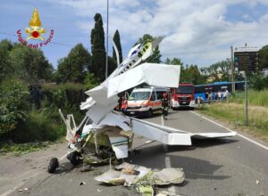 Ultraleggero precipita a Cecina e centra un’auto: tre persone coinvolte
