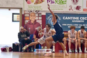Livorno 12 maggio 2026 US Livorno lotta fino all’ultimo, ma Agliana la spunta dopo due supplementari  Una sfida infinita, risolta soltanto dopo due tempi supplementari (84-79). In gara 1 del primo turno dei playoff di Serie C, sul parquet di Agliana, la Sovecar Us Livorno finisce anche a -16, poi cresce con il passare dei minuti, recupera lo svantaggio e riesce a riportare la partita in equilibrio.  Al termine del primo overtime, una tripla di Puccioni sembra indirizzare definitivamente il match verso gli amaranto. Ma, a pochissimi secondi dalla sirena, Agliana trova il clamoroso canestro da tre punti del pareggio, nonostante il massimo sforzo difensivo degli ospiti.  A quel punto, per i ragazzi di Angella la situazione si complica, sia dal punto di vista psicologico sia per l’inerzia ambientale della gara. E, come spesso accade in queste circostanze, sono gli avversari — salvatisi a un passo dal baratro — a trovare le energie necessarie per piazzare i canestri decisivi, facendo valere esperienza e lucidità nei momenti chiave.  Le parole di Luca Angella:  «Rispetto alle due partite di campionato, nelle quali non avevamo mai avuto la sensazione di poterla vincere, ieri abbiamo dato un primo segnale: ci siamo e la differenza tra noi e loro è minima. Occorre aggiustare qualcosa e curare meglio alcuni particolari, ma abbiamo dimostrato prima di tutto a noi stessi che possiamo farcela e riportare la serie ad Agliana».  L’appuntamento è ora per mercoledì al Cosmelli, teatro di gara 2.  Il tabellino Pantosti 12, Puccioni 20, Carracoi, Simonetti 3, Baggiani 7, Mori 15, Ramacciotti 9, Serra, Bruno 7, Tedeschi, Costaglione 6, Bernini. All. Angella.