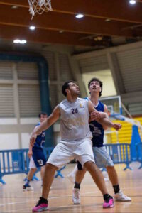 Si deciderà alla bella, domenica 10 maggio al PalaBastia (palla a due alle 18:30), la serie valida per i quarti di finale playoff della Divisione Regionale 2, girone D, tra la Libertas Liburnia Livorno e la Gmv Ghezzano, formazioni che hanno chiuso rispettivamente al secondo e al settimo posto la regular season. I labronici si sono imposti domenica scorsa 80-64, in casa (al PalaBastia appunto), i pisani hanno pareggiato la serie con l’affermazione colta, 65-58, in gara-2, tra le mura amiche, questo mercoledì. A Ghezzano, primo quarto in sostanziale equilibrio (18-16 al 10’). Poi i locali provano l’allungo: ospiti sotto 37-28 all’intervallo lungo. La Gmv tocca nel terzo quarto anche il +14. La Libertas Liburnia non molla, rosicchia il ritardo (52-45 al 30’) e si porta persino al -3, con palla in mano. Nel finale, i biancoverdi amministrano il piccolo e prezioso margine. Complimenti alla squadra padrona di casa, che ha giocato con grande energia, ma complimenti anche ai gialloblù che pur privi di Bertolini e Stolfi (e con Mannucci, infortunato, a referto ad onor di firma), pur con Venditti e Botteghi alle prese con problemi di falli e pur poco precisi ai liberi, hanno dato filo da torcere agli avversari. Si volta subito pagina: domenica gli ultimi, decisivi, 40 minuti di un appassionante braccio di ferro. GMV GHEZZANO - LIBERTAS LIBURNIA 65-58 LIBERTAS LIBURNIA LIVORNO: Busoni 10, Botteghi 9, Baccelli 4, Pistolesi 3, Venditti 6, Volpi 12, Canigiani 7, Fiocchi 7, Mirabelli, Mannucci ne. All.: Caverni.