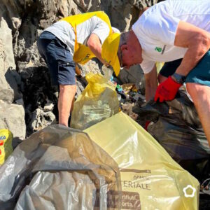 Cala del Leone sommersa dai rifiuti, volontari in azione