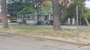 Autobus di linea a fuoco a Collesalvetti, viabilità interrotta